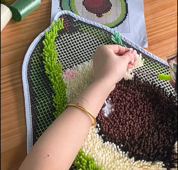 Avo-Cuddle – Avocado Latch Hook Rug DIY Kit